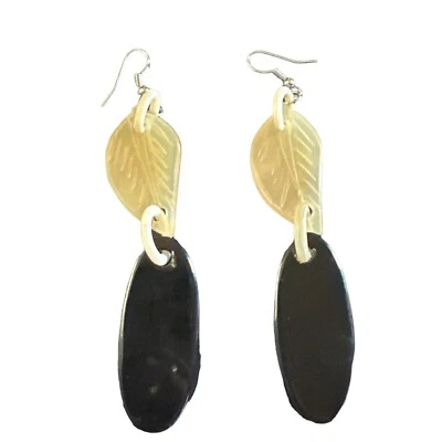 Pendientes únicos orgánicos hoja de cuerno de vaca blancos y negros Foto 1 de 3