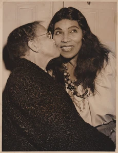 1954 Press Photo Singer Marian Anderson Makes Metropolitan Opera Debut with Mom - Picture 1 of 2