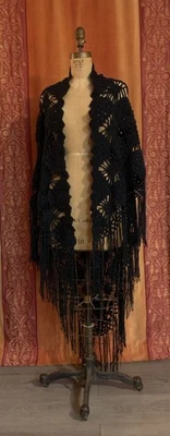 Mantón tejido de lana hecho a mano vintage con flecos largos triángulo/negro Foto 1 de 4
