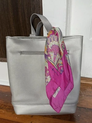 Bufanda Ralph Lauren 100 % seda en rosa 16x16 ideal para cuello o bolsos Foto 1 de 4