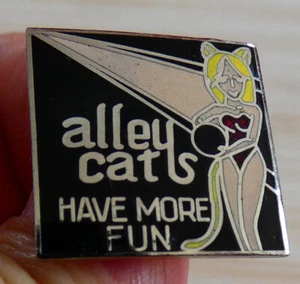 SCHÖNE PINS PIN UP CLUB ALLEY KATZEN HABEN MEHR SPASS EGF - Bild 1 von 3