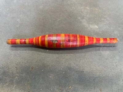 Rodillo Chapati indio vintage tallado a mano con patrón de rayas de laca de madera Foto 1 de 4