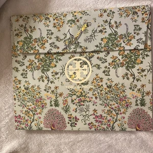 Tory Burch Dreieck Geschenktüte 10,5 x 12 Zoll Leeres neues Pfau/Blumenmuster - Bild 1 von 3
