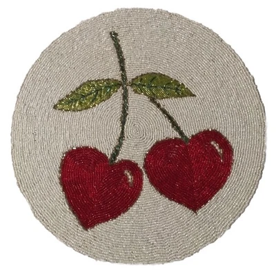 CARGADOR DE DISEÑO CON CUENTAS HEART CHERRIES ~ MANTEL INDIVIDUAL 15” Blanco-Rojo-Verde Nuevo con Etiquetas Foto 1 de 4