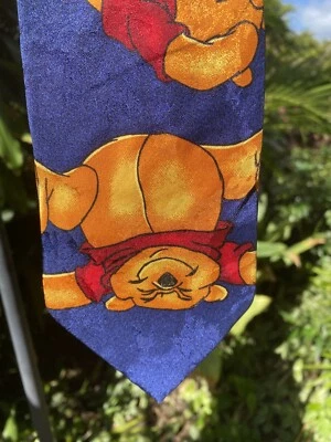 Corbata de seda Winnie the Pooh vintage tienda Disney hecha en Italia azul 59 pulgadas X 3,5 Foto 1 de 4