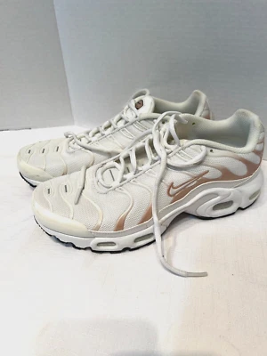 Nike Air Max Plus TN Tuned GS Blanco Metálico Rojo Bronce Talla 7 Y Para mujeres 8.5-9 Foto 1 de 4