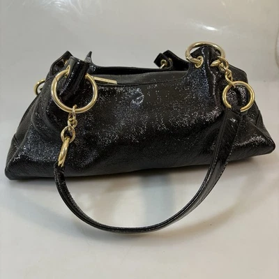 Bolso de hombro Hobo International negro charol arrugado Foto 1 de 4