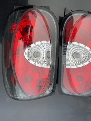 Комплект задних фонарей со стороны водителя и пассажира для Ford Explorer/Mountaineer 1998-2001 годов выпуска - Изображение 1 из 4