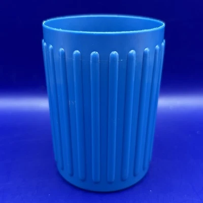 1988 Milton Bradley Disney Mickey Mouse Yahtzee peça de reposição - copo shaker azul - Imagem 1 de 2