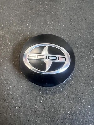 Tapa central Scion (B9977) aproximadamente 2,5 pulgadas a través de la cara Foto 1 de 2