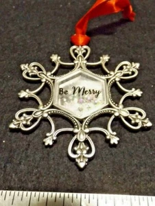 SCHÖNES SCHNEEFLOCKENORNAMENT MIT METALLSCHMUCK "BE MERRY" NEU - Bild 1 von 3