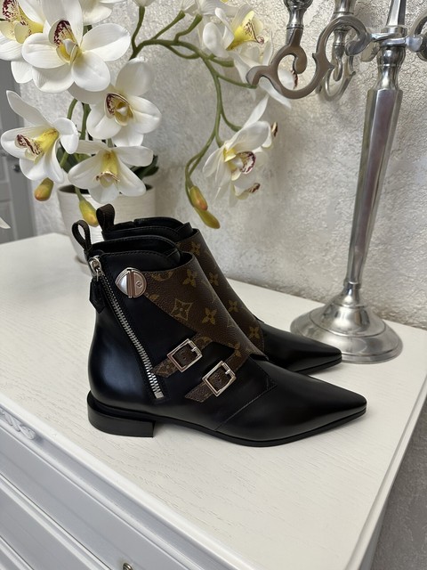 Botas LV, nueva colección 🔥🔥 . . . . #botas #louisvuitton #boots #mujer  #woman #fashion #style #negras #marron #startrail #nuevas