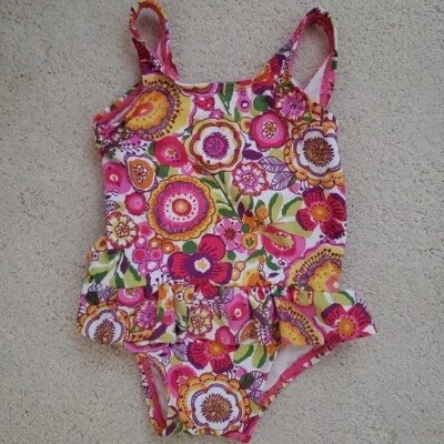 Vera Bradley Groovy 花卉女宝宝荷叶边连体泳衣,尺寸 6-12 米 — 第 1/4 张图片