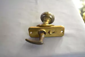 ANTIQUE 19TH CENTURY SET CABINET DOOR BRASS DOORKNOB LATCH + 2 BACKPLATES (H7) - Picture 1 of 5