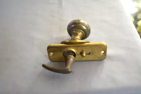 ANTIQUE 19TH CENTURY SET CABINET DOOR BRASS DOORKNOB LATCH + 2 BACKPLATES (H7) Cover