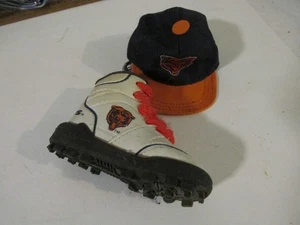 VINTAGE CHICAGO BEARS FOOTBALL TEAM HAT & SHOE KEY CHAIN - Picture 1 of 2