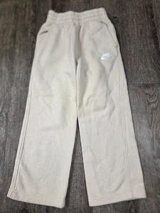 Nike Sportswear Club Fleece Jugend Jogginghose Small - Sanddrift weiß hellbraun - Bild 1 von 4