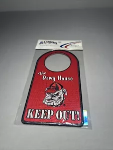 Georgia Bulldogs LA CASA DAWG ¡MANTENTE FUERA! Percha de puerta - Imagen 1 de 9