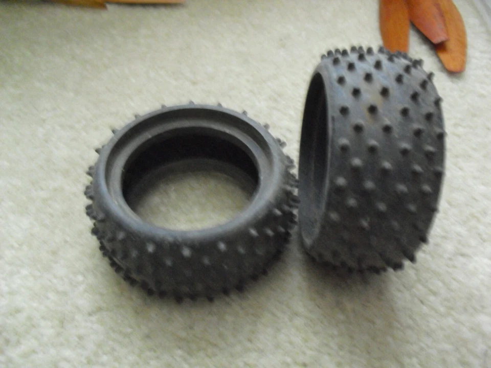 Lote de 2 pneus de borracha Trinity usados para carro de controle remoto diâmetro 3" - Imagem 1 de 1