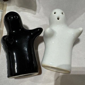 Black - White Yin And Yang Hugging Ghosts Ceramic Salt Pepper Shakers - Picture 1 of 7