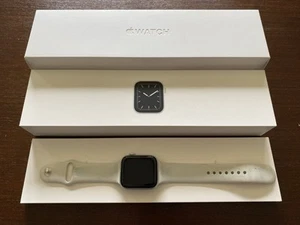 Apple Watch Series 5 44mm Silver Aluminum Case White Sport Band - (MWVD2LLA) - Photo 1 sur 5