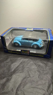 Modelo fundido a presión Revell escala 1:18 de un Volkswagen Convertible Foto 1 de 4