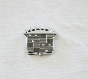 00-01 DEVILLE 97-01 CATERA CADILLAC REAR ARGENT CREST EMBLEM 25676910 RETAPED - Picture 1 of 2