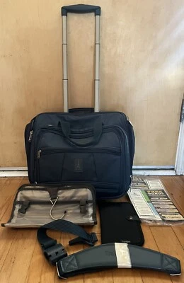 Nueva bolsa de equipaje TravelPro azul con ruedas Crew 5 con accesorios para llevar de viaje Foto 1 de 4