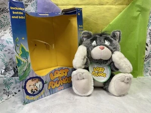 Galoob LOST 'N and FOUNDS Peluche Grigio e Bianco Gatto Giocattolo Grandi Occhi Senza Bottiglia - Foto 1 di 8
