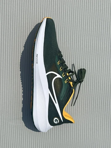 $140 Size 9.5 Nike Pegasus 39 NFL Green Bay Packers Green/Gold DR2044-300 Cover