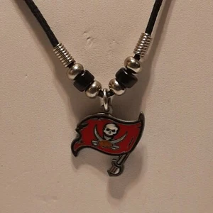 NFL TAMPA BAY BUCCANEERS Pendant Charm / 22" Black Rope Necklace - Picture 1 of 5