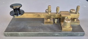 G.W. Llave de latón código Morse llave en pizarra galesa papeleo en caja 1,3 kg resistente - Imagen 1 de 9