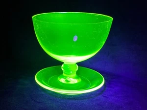 Uranium Glass Parfait Sherbet Cup in Vibrant Lime Green VIntage Glows Footed - Bild 1 von 16