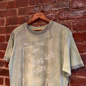 T-Shirt Stony Brook University mittelgrüne Krawatte gefärbt Seewölfe Vintage 90er Jahre Stil - Bild 1 von 12