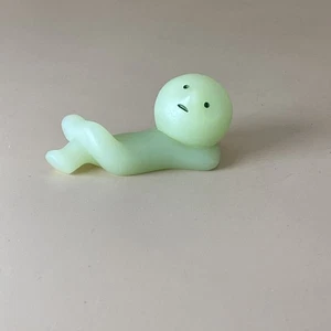 Minifigure Smiski Serie 4 Dreams Lazy Glow in the Dark SOLO Smiski - Foto 1 di 5