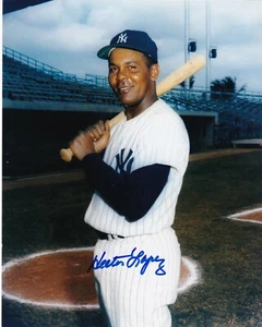 HECTOR LOPEZ NEW YORK YANKEES ACTION SIGNED 8x10 - Picture 1 of 1