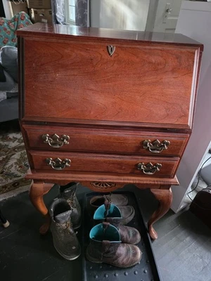 Секретарский стол. - Изображение 1 из 4