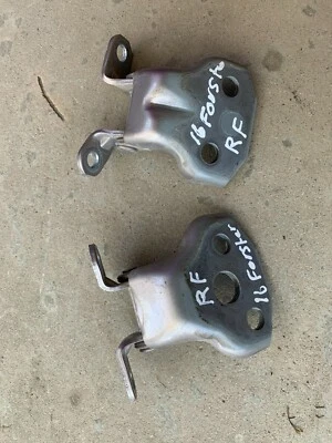 Bisagras de puerta delantera derecha Subaru Forester 2014-2016 2,5 L OEM Foto 1 de 4