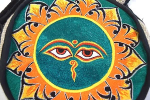 Eyes of Buddha bestickt auf Hanf Stoff Handtasche aus Nepal - Bild 1 von 5