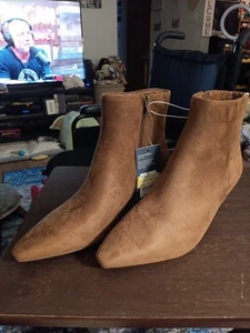 Universal Thread Frances Women Faux Chestnut Suede Heel Ankle Boots - Picture 1 of 7