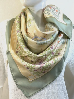 De colección Hermes De Colección Hermes www.hermes.com Carre 90 Bufanda de Seda Verde Claro #y5107 Foto 1 de 4