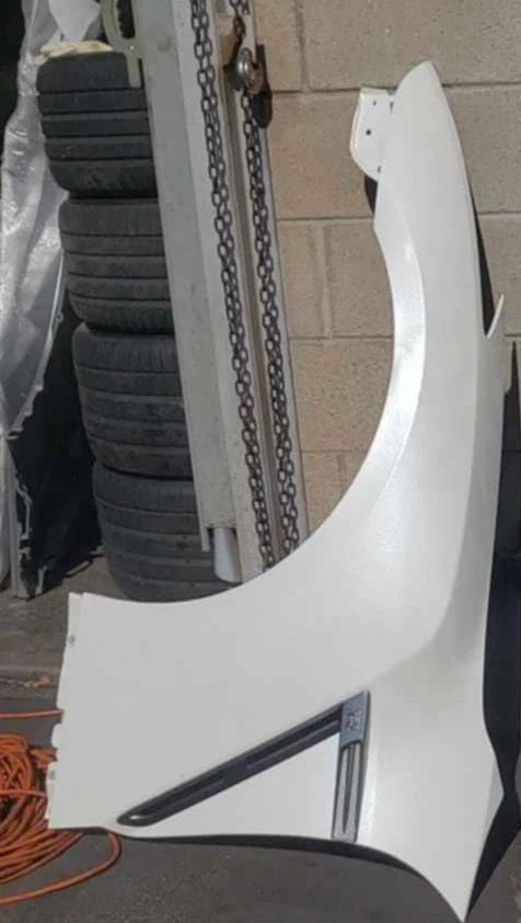 NISSAN GTR R35 PREMIUM FRONT left FENDER white (NAS) *dented* - Image 1 of 1