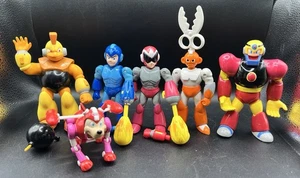 RARO lotto di 6 action figure Bandai Capcom Mega Man 1995 con accessori Rush Dog - Foto 1 di 2