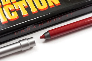 URBAN DECAY Pulp Fiction Mrs. Mia Wallace 24/7 Glide On Lip Pencil RED NEW BOXED - Picture 1 of 2