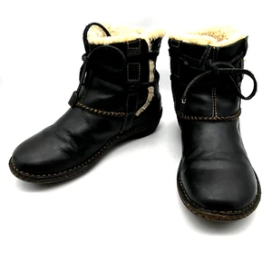 UGG Women's Leather Sheepskin Cove Ankle Boots Booties Size 7 U.S. 5136 - Picture 1 of 14