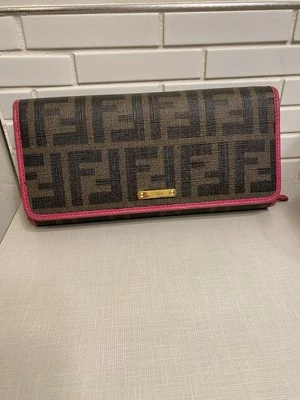 Carteira longa de lona revestida FENDI Zucca com acabamento rosa - Imagem 1 de 4