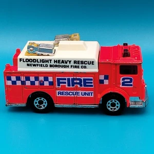 Matchbox Mack Auxiliar Power Camión de Bomberos Proyector Rescate De Colección Diecast Rojo - Imagen 1 de 8