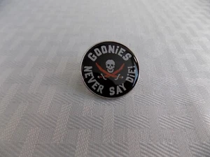 THE GOONIES "GOONIES NEVER SAY DIE " METALLNADEL NEU - Bild 1 von 5