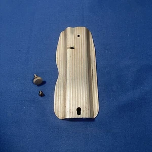 Antica piastra frontale per macchina da cucire Singer modello 66 con viti - Foto 1 di 2