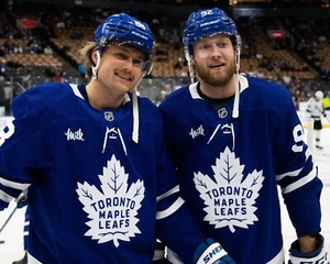 Foto de hockey de la NHL William & Alex Nylander Brothers pose Toronto Maple Leafs 8x10 - Imagen 1 de 1